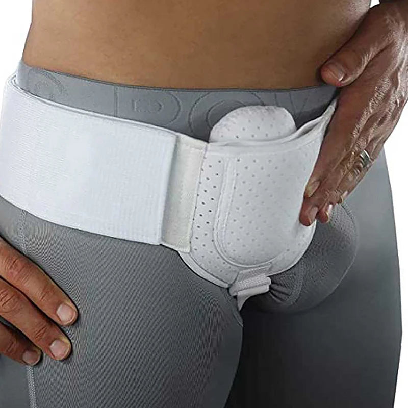 Una mujer lleva un arnés hernia blanco para soporte y alivio del dolor alrededor de la cintura.