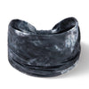 Pañuelo de tela tie-dye gris oscuro, enrollado y drapeado, ideal para yoga o entrenamiento.