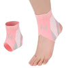 Rosa Sprungbandage am Fuß und Unterschenkel einer Person.