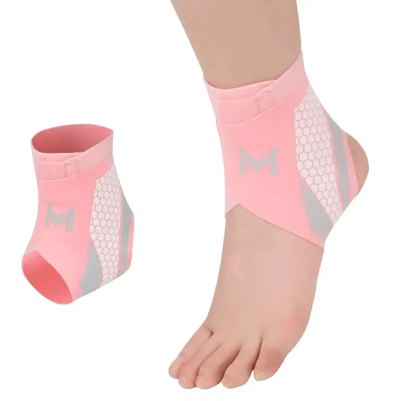 Rosa Sprungbandage am Fuß und Unterschenkel einer Person.
