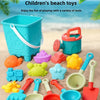 Colección de juguetes de playa de plástico coloridos, incluyendo cubo, pala y varias herramientas para juegos infantiles.