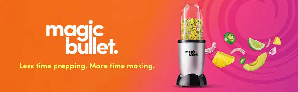Una licuadora Magic Bullet plateada junto a ingredientes frescos como lima, aguacate y chiles.