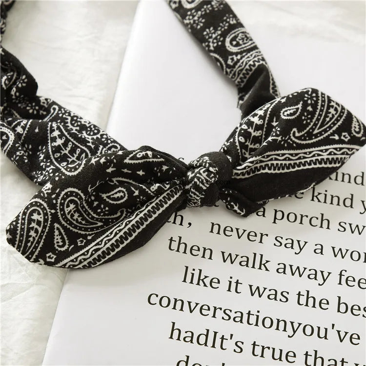 Tissu bohème à motif paisley noir noué en nœud pour une bandeaux
