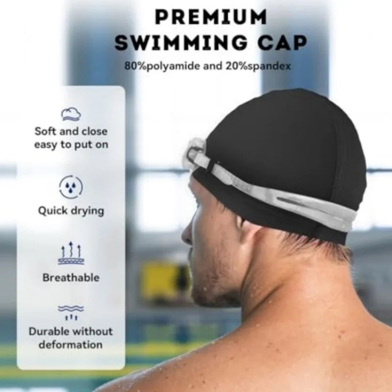 Un homme portant un bonnet de bain noir, fait de polyamide et de spandex, en profil.