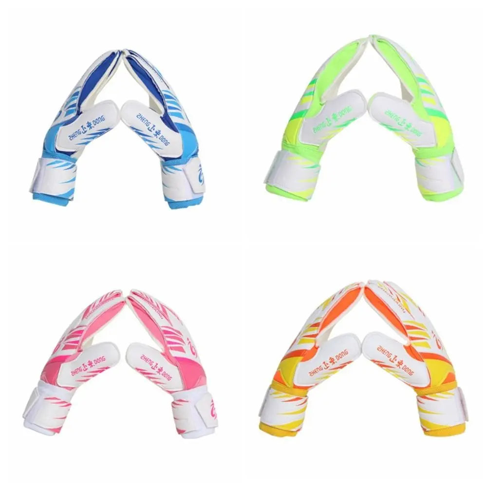 Ein Set von vier leuchtend farbigen Fußballtrainingshandschuhen in Weiß, Limettengrün und Pink.