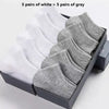 Una caja con 5 pares de calcetines de algodón transpirables blancos y 5 pares de calcetines grises.