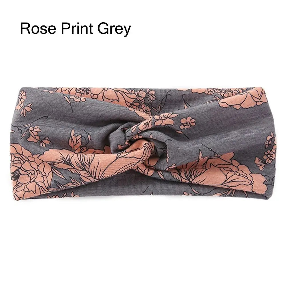 Diadema de tela gris con estampado de rosas.