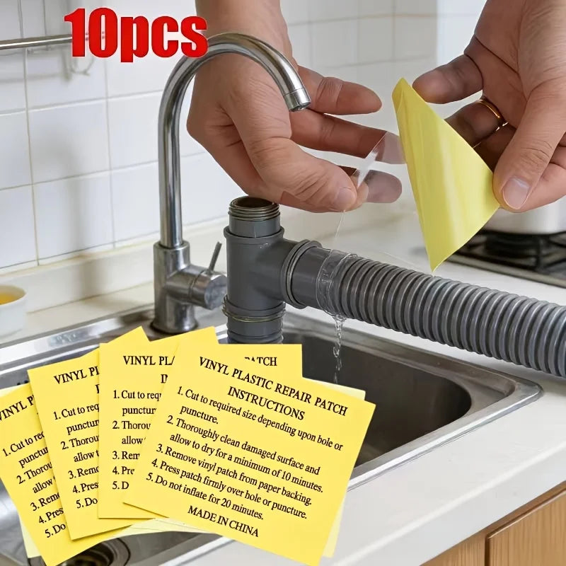Eine Hand benutzt einen Wasserhahn, um ein gelbes Vinyl-Reparatflicken in eine Spüle zu geben.