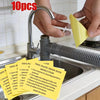 Eine Hand verwendet einen Wasserhahn, um ein gelbes Vinyl-Reparatflicken in eine Spüle zu geben.