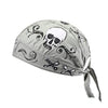 Diadema de tela gris con diseño de calavera blanca y remolinos decorativos para temas de ciclismo o pirata.
