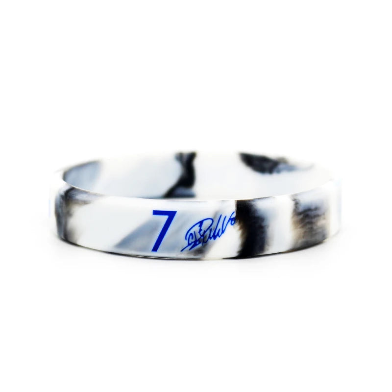 Weiße und schwarze marmorierte Silikon-Armband mit der Zahl 7 eingraviert