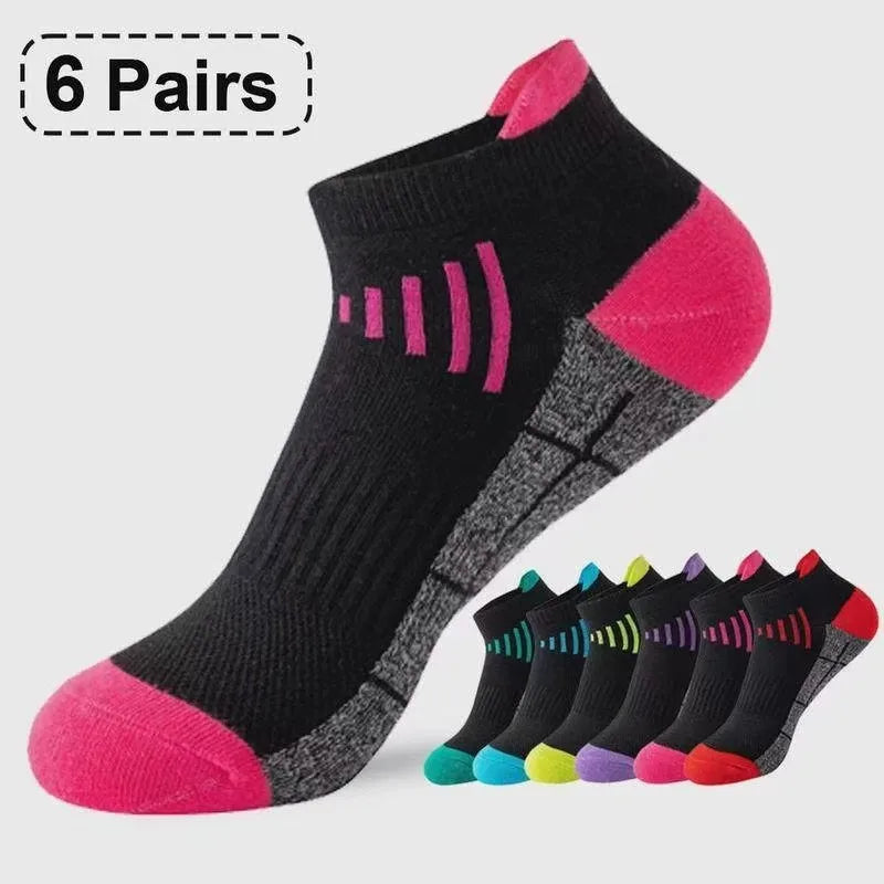 Un par de calcetines deportivos negros y rosas con acentos de neón, junto a una etiqueta de conteo.