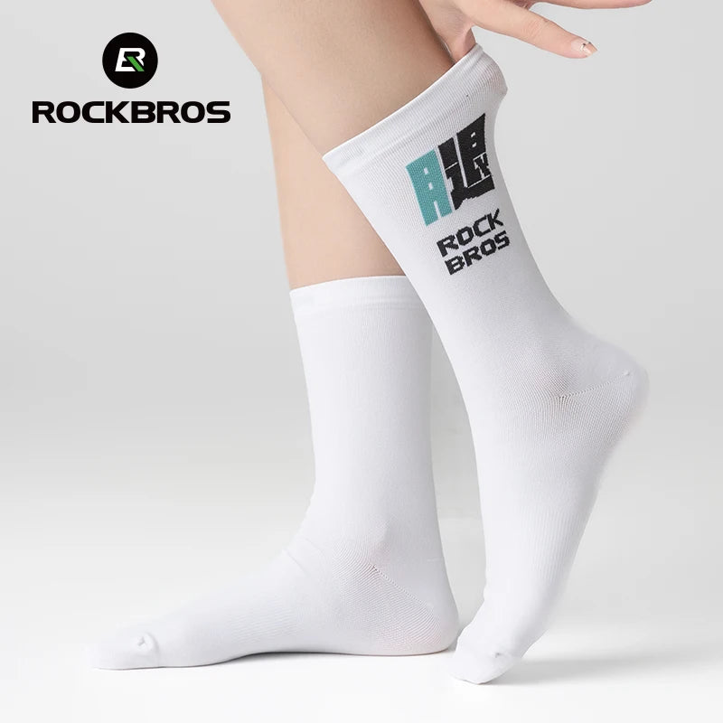 Weiße Stricksocken mit dem Rockbros-Logo am Unterschenkel und Fuß.