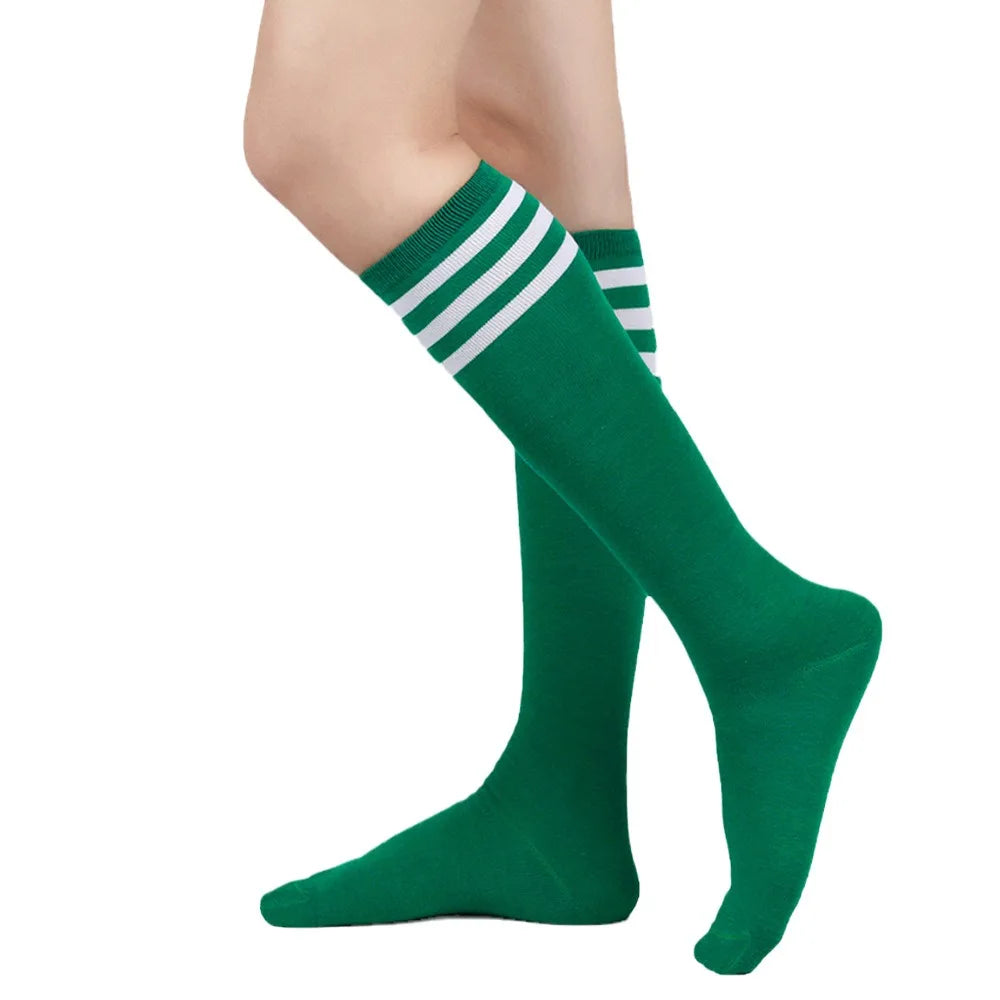 Un par de calcetines de pierna por encima, a rayas, en verde oscuro y blanco.