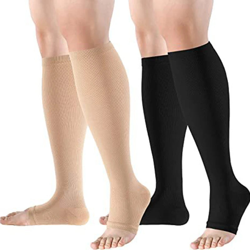 Ein Paar beige abgestufte Kompressionsstrümpfe werden an den Beinen einer Person getragen.