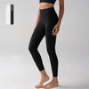 Un mannequin porte des leggings de performance noirs taille haute, en plan complet.