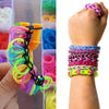 Una mano sostiene una pulsera de alambre elástico colorida, demostrando el producto para hacer joyas.