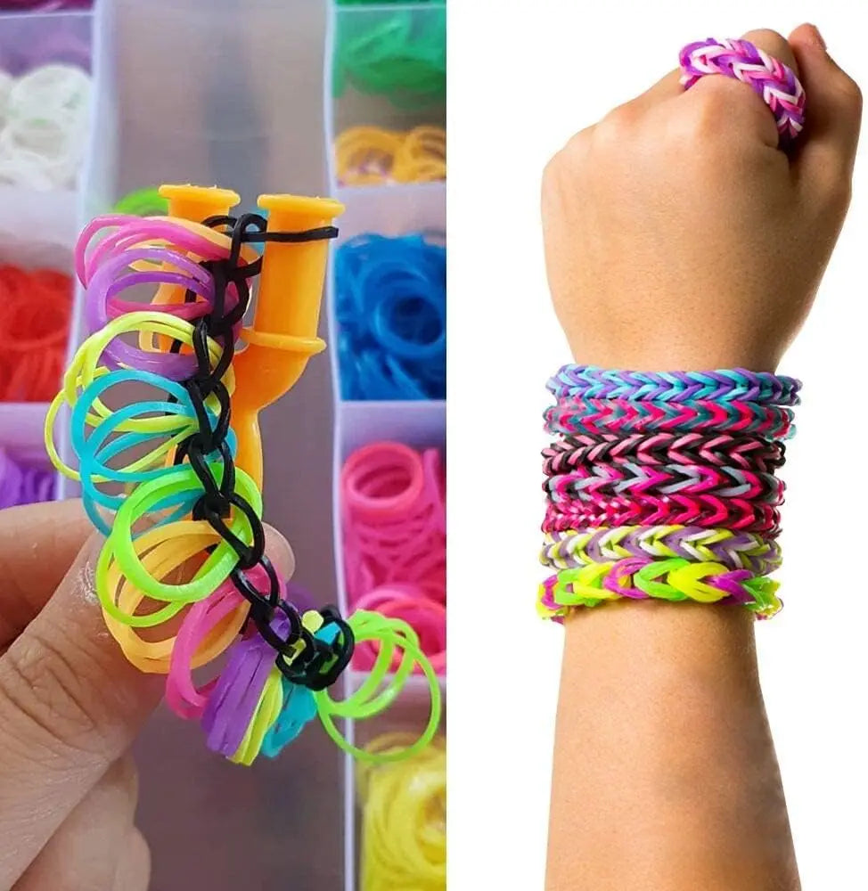Una mano sostiene una pulsera de alambre elástico colorida, demostrando el producto para hacer joyas.