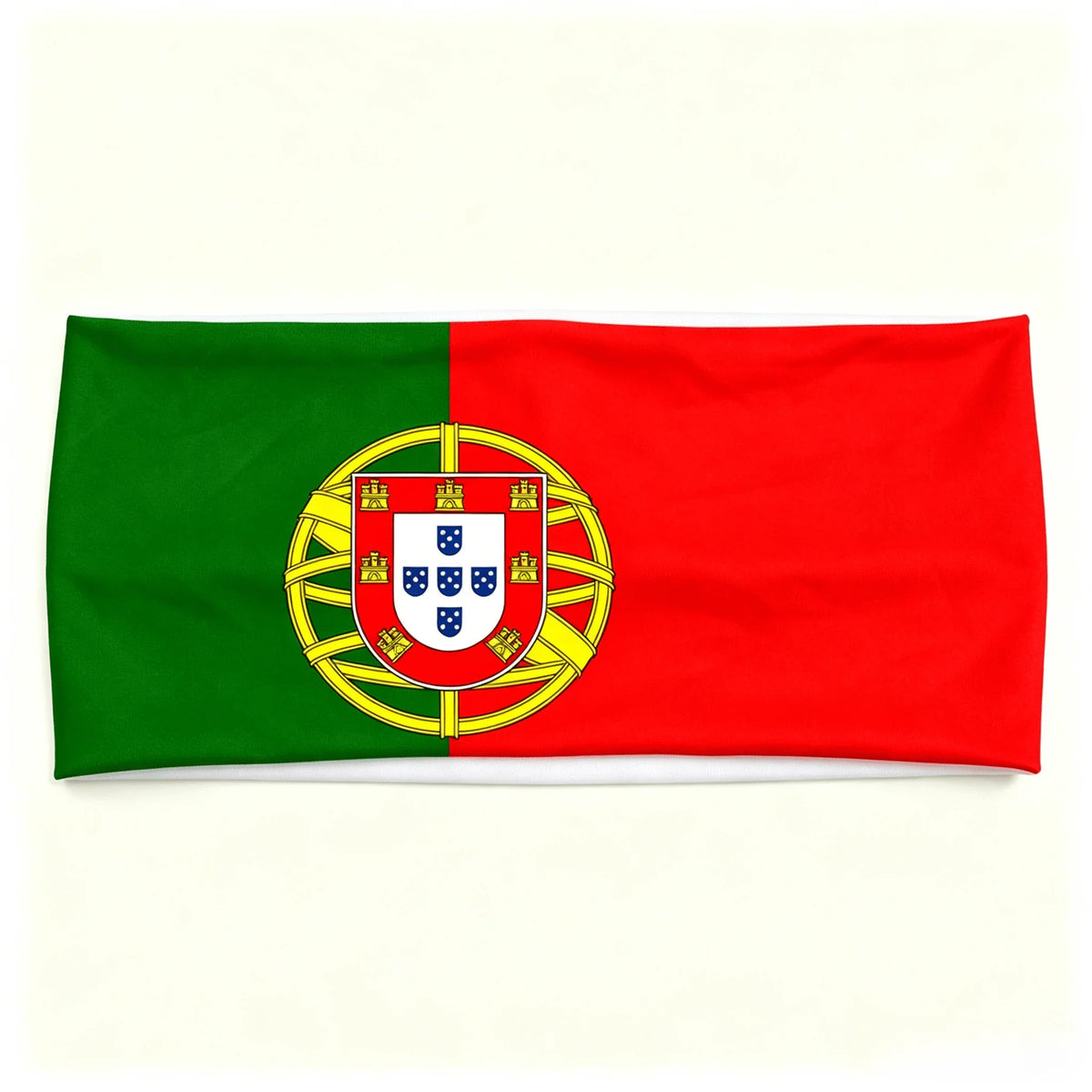 Un drapeau avec le design du drapeau national portugais, comprenant une roue dorée et un écusson.