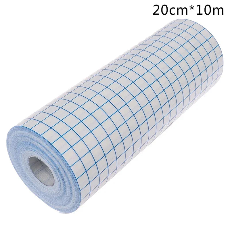 Rollo de vendaje adhesivo no tejido médico en azul claro con patrón de cuadrícula.