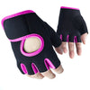 Une paire de gants de fitness noirs avec des accents roses vifs sur une main.