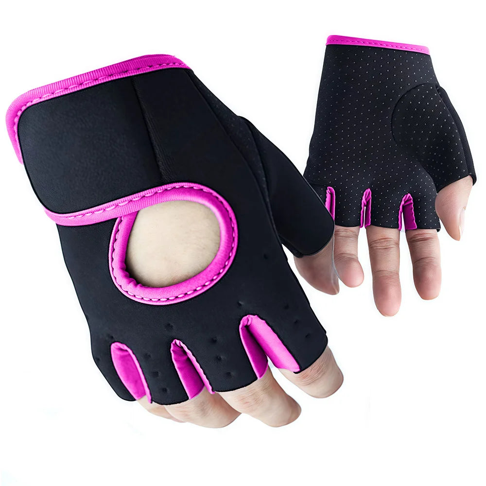 Une paire de gants de fitness noirs avec des accents roses vifs sur une main.