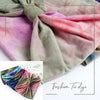 Gros plan d'un tissu tie-dye rose et vert noué en bandana ou bandeau
