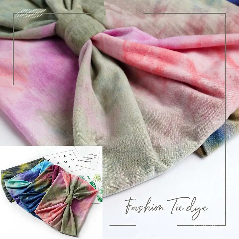 Gros plan d'un tissu tie-dye rose et vert noué en bandana ou bandeau