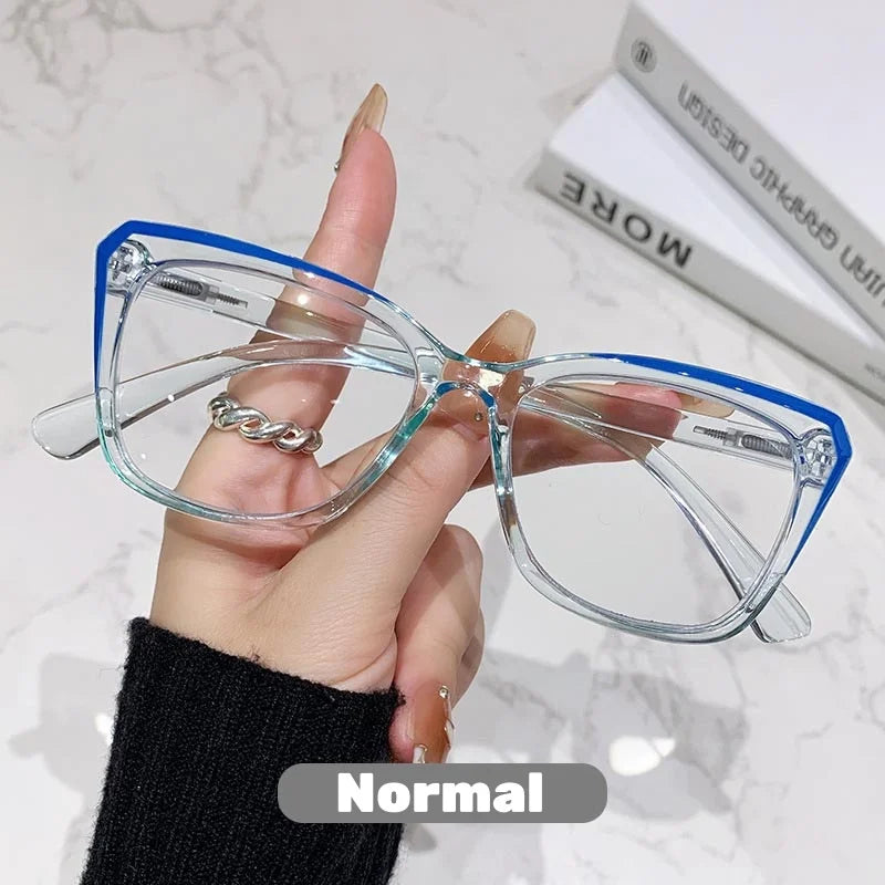 Eine Hand hält eine klare photochromische multifokale Brille vor weißem Hintergrund.