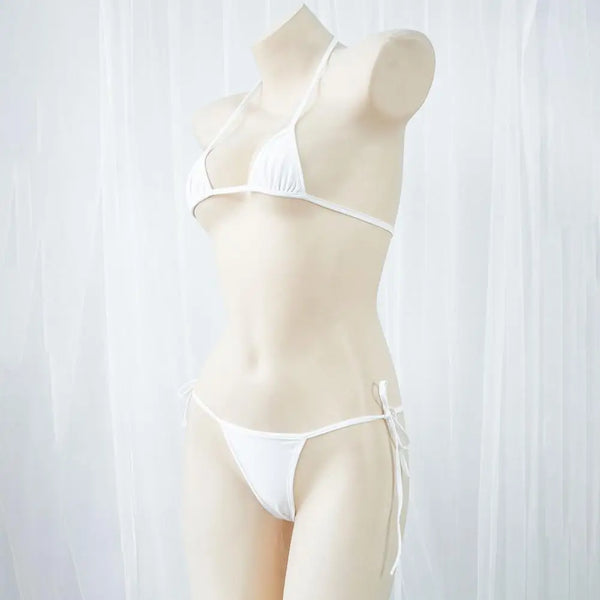 Weißes Halter-Hals-Twintanz-Bikini-Set, Dreieck-Set, auf einem Mannequin