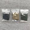 Drei durchsichtige Plastiktaschen mit rutschfesten Gummi-Handschuh-Ärmeln in Schwarz, Tan und Dunkelgrün.