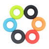 Une collection de huit bagues de main en silicone de différentes couleurs vives et sombres, disposées en cercle.