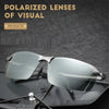 Un par de gafas de sol polarizadas grises descansando sobre una superficie oscura.