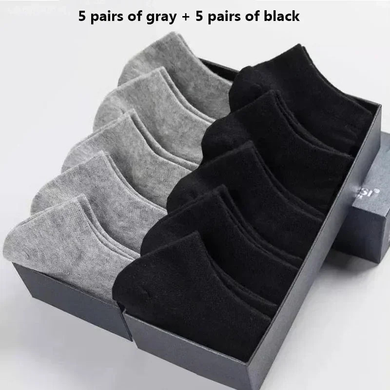 Una caja con 5 pares de calcetines de algodón transpirables grises y 5 pares negros para el tobillo.