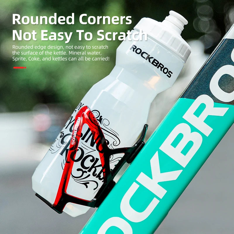 Bouteille d'eau Rockbros blanche avec support rouge à côté d'une bouteille de vélo.
