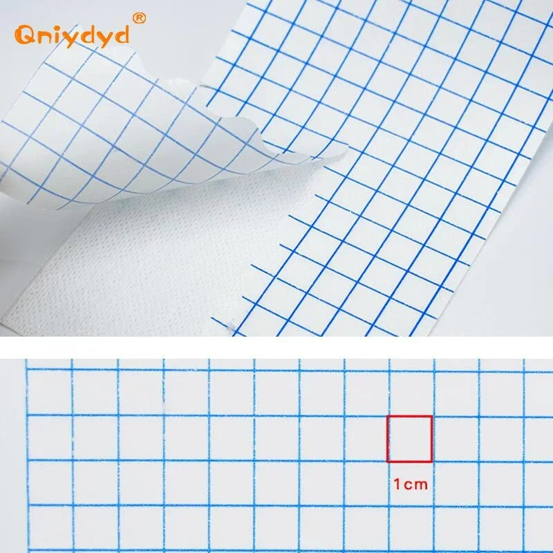 Primer plano de una venda con cinta adhesiva médica no tejida blanca sobre un fondo de cuadrícula azul.