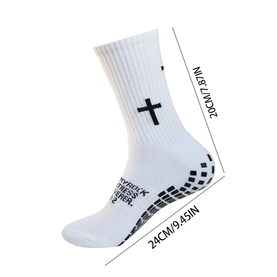 Calcetines deportivos blancos con patrón cruzado negro mostrados de pie.