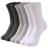 Une pile de chaussettes de coton premium en diverses nuances de gris, noir et blanc.
