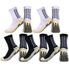 Ein Set vielseitiger Sport-Grip-Socken in Weiß und Schwarz mit beige Sohlen.