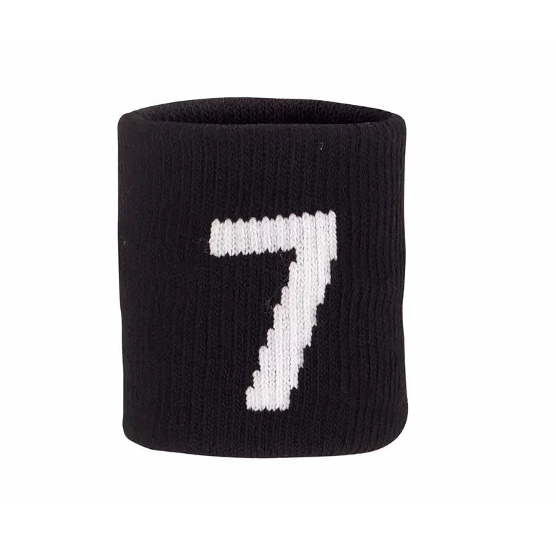 Bracelet de poignet tricoté noir avec le chiffre 7 brodé en fil blanc.