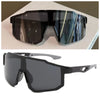 Ein Paar schwarze Sport-Sonnenbrille in zwei Ansichten, eine mit dunkler und eine mit grauer Tönung.