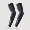 Ein Paar schwarze UPF 50+ Cooling-Armschuhensleeves vor hellem grauem Hintergrund.