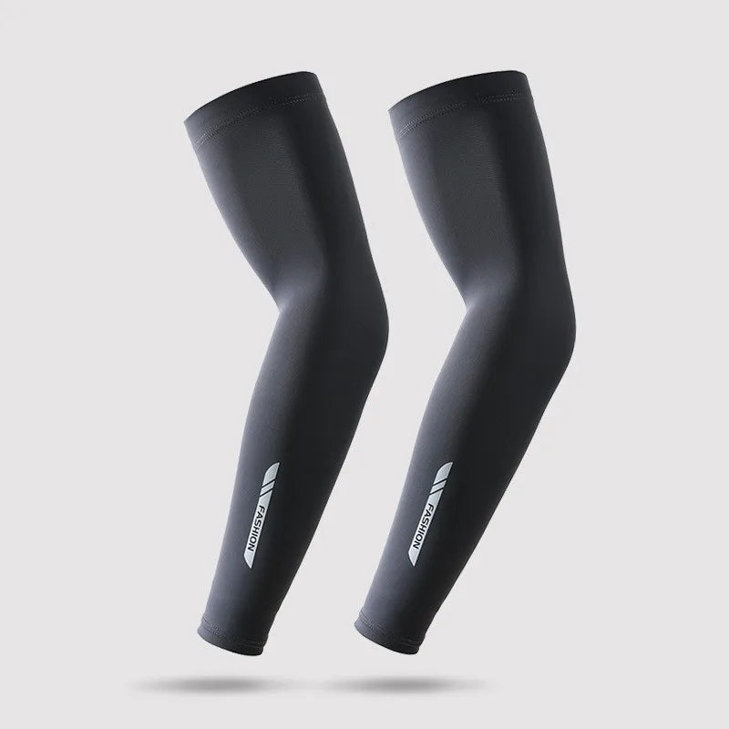Ein Paar schwarze UPF 50+ Cooling-Armschuhensleeves vor hellem grauem Hintergrund.