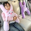 Une personne repose sa tête sur un oreiller ergonomique rose pour le cou dans un siège de voiture.