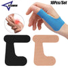 Una mano aplica cinta kinesiológica azul en el pulgar y articulación, junto a parches adhesivos negros y beige.