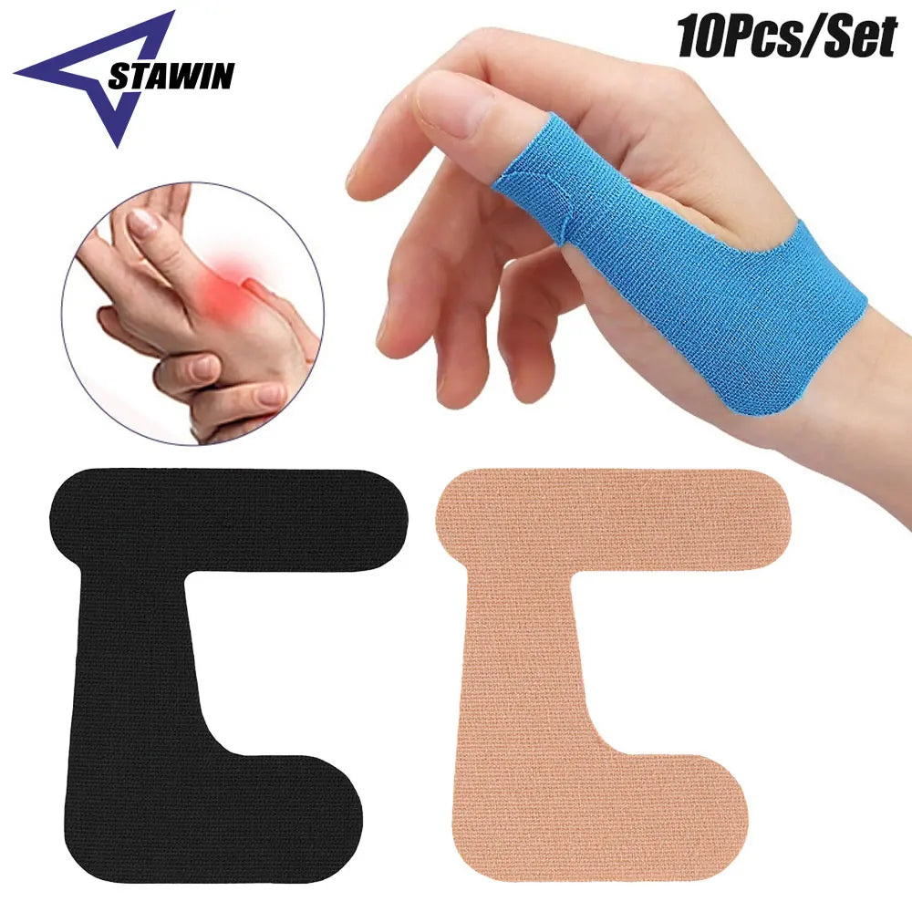 Una mano aplica cinta kinesiológica azul en el pulgar y articulación, junto a parches adhesivos negros y beige.