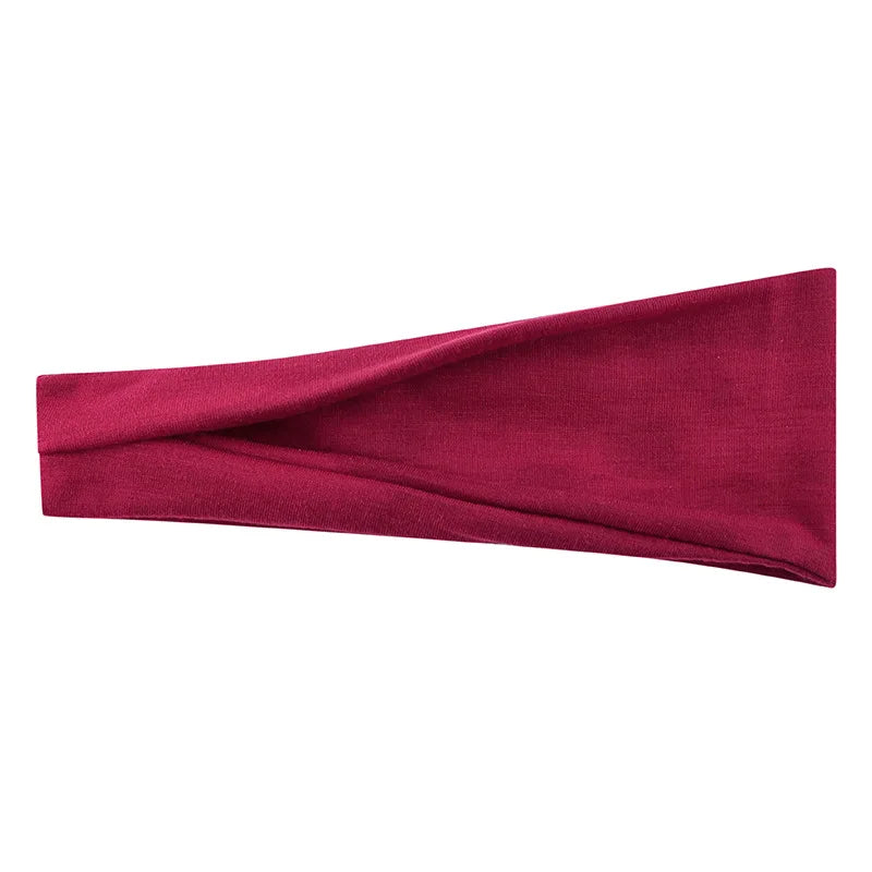 Un bandeau élastique bordeaux solide plié et présenté sur un fond blanc.