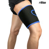Schwarz-blaues Kompressionsbandage am Oberschenkel eines Beines.