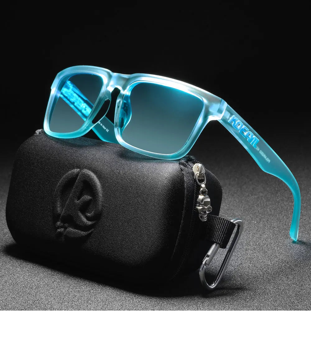Ein Paar hellblaue, polarisierte Sonnenbrille liegt auf einem schwarzen Lederetui.