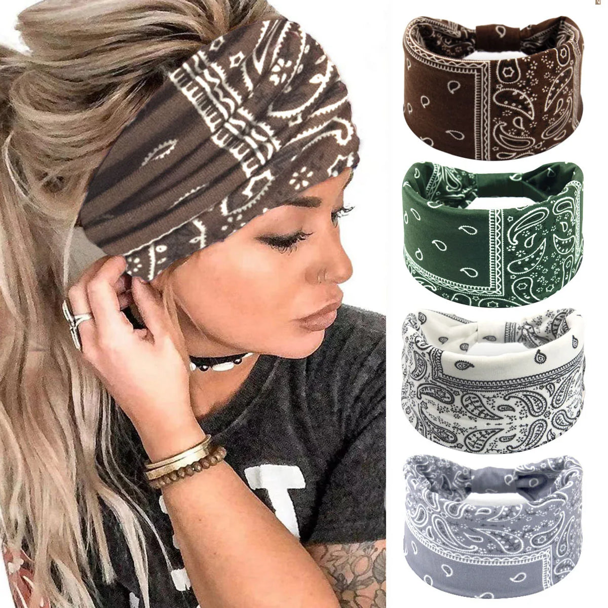 Eine Frau präsentiert einen dunkelbraunen, bohemienartigen Twist-Haarband, mit verschiedenen Mustern des Stoffes.